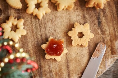 Yıldız şeklindeki Linzer Noel kurabiyeleri çilek reçeli, üst manzara.