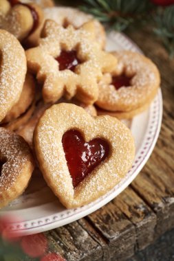 Tabakta Linzer Noel kurabiyeleri