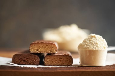 Sağlıklı vejetaryen protein çikolataları, bir kepçe beyaz protein tozu, fotokopi alanı ile