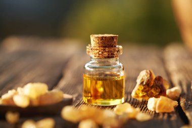 Açık havada cam bir şişede tütsü yağı.