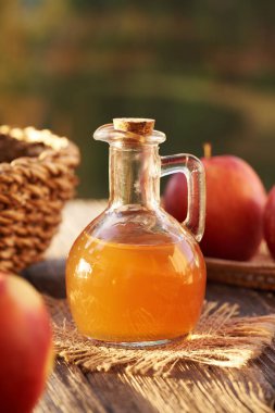 Sonbaharda bir sürahi elma sirkesi.