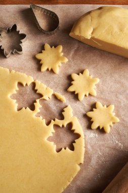 Geleneksel Linzer Noel kurabiyeleri hazırlamak için hamurdan kesilmiş yıldız şekilleri, üst manzara