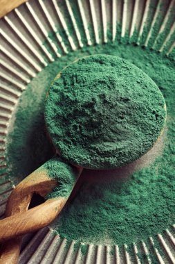 Tahta kaşıkta yeşil spirulina yosun tozu - besin takviyesi