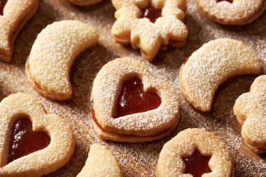 Geleneksel Linzer Noel kurabiyeleri çilek reçeli ve şekerle kaplanmış - kalp şeklinin yakın çekimi