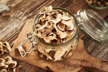 Kurutulmuş vahşi kral Bolete veya ahşap bir masada cam kavanozlarda porcini mantarları