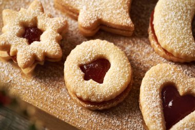 Ev yapımı Linzer Noel kurabiyeleri. Çilek reçeli ve şekerle kaplanmış. Kapatın.