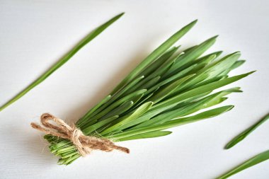 Beyaz arka planda taze yetişmiş yeşil arpa yaprakları.