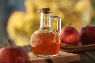 Sonbaharda bir şişe elma sirkesi.