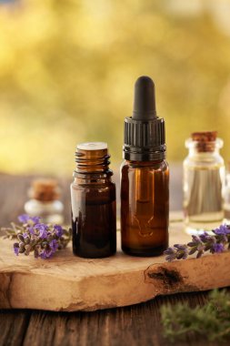 Masadaki kahverengi cam şişelerde lavanta yağı.