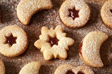 Marmelatla doldurulmuş ve şekerle kaplanmış ev yapımı Linzer Noel kurabiyeleri.