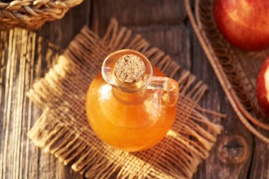 Güneş ışığında bir sürahi elma sirkesi.