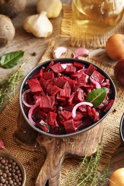 Bir kase mayalanmış kırmızı pancar soğanlı, sarımsaklı ve baharatlı.