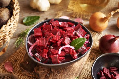 Masadaki kasede mayalanmış kırmızı pancar pancarı.