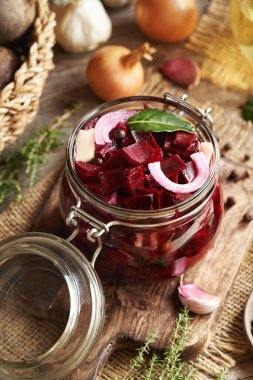 Taze pancar kökü, soğan, sarımsak ve baharattan yapılmış cam kavanozda mayalanmış pancar kvass hazırlama
