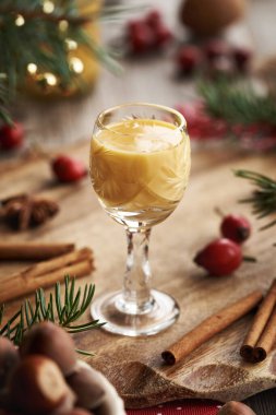 Bir bardak tarçınlı, fındıklı ve Noel süslemeli Eierkonyak.