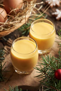 İki kadeh Eiecognac, yanında taze yumurta ve Noel süslemesi.