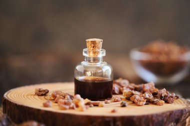 Bir şişe mür yağı ve reçine.