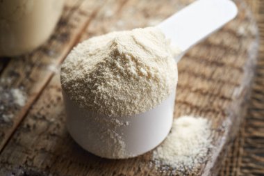 Beyaz ölçü kabında beyaz protein tozu