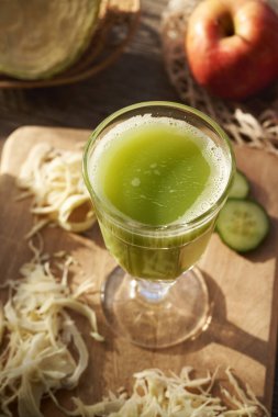 Cam bardakta taze yeşil lahana ve salatalık suyu.