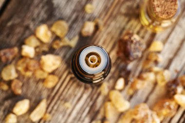 Boswellia reçineli bir tütsü şişesi.