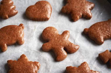 Parşömen kağıdında taze ev yapımı zencefilli kurabiye.