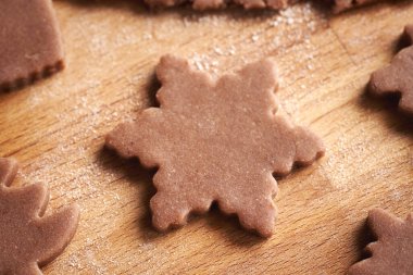 Çiğ hamur işinden kesilen yıldız şekli - ev yapımı zencefilli kurabiye hazırlama, yakın çekim