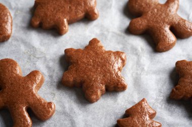 Yıldız ve insan şekilli ev yapımı zencefilli Noel kurabiyeleri.