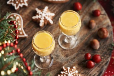 İki bardak zencefilli Noel kurabiyesi ve ladin ağacı dallı Eierkonyak.