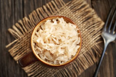 Kabın içinde mayalanmış lahana ya da lahana turşusu.