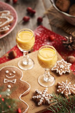 Ev yapımı zencefilli Noel kurabiyeli iki bardak Eiecognac.