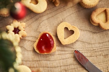 Kalp şeklinde Linzer Noel kurabiyeleri kırmızı çilek reçeli, üst manzara