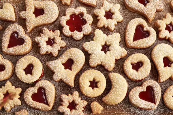 Geleneksel ev yapımı Linzer Noel kurabiyeleri. Çilek reçeli ve şekerle kaplanmış.