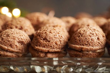 Kakao kremalı ev yapımı Noel kurabiyeleri. Kapatın.