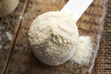 Bir kepçe süt proteini tozu - sağlıklı besin takviyesi