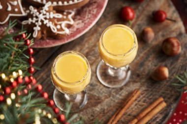 Zencefilli Noel kurabiyeleriyle dolu bir masada iki bardak Eiecognac.