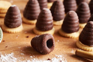 Arı kovanı ya da eşekarısı yuvası, geleneksel, fırınlanmamış Noel kurabiyeleri, yumurta likörüyle doldurulacak bir delik.