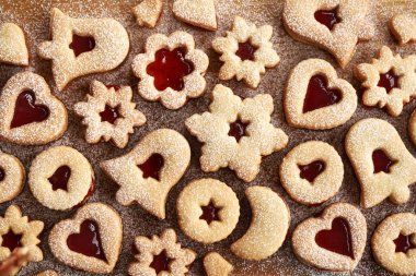 Ev yapımı Linzer Noel kurabiyeleri. Çilek reçeli ve şekerle kaplanmış.