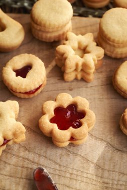 Çiçek şeklindeki Linzer Noel kurabiyelerini çilekli marmelatla doldurmak
