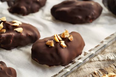 Yunan yoğurdu, fındık ezmesi ve akçaağaç şurubuyla kaplanmış ve fındıklı ev yapımı sağlıklı tatlılar.