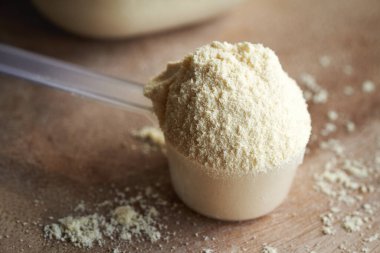 Bir kepçe süt proteini tozu - sağlıklı besin takviyesi