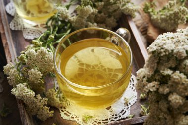 Masadaki cam bardakta kiraz çayı.