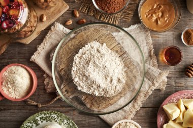 Beyaz protein tozu, yulaf ezmesi, fındık ezmesi, tarçın ve çiğ kakao. Ev yapımı protein çikolataları için malzemeler.