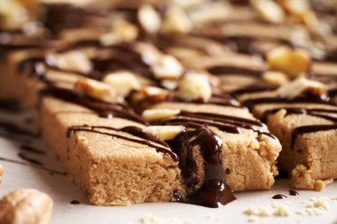 Süt tozu, yulaf ezmesi, akçaağaç şurubu, tarçın ve fındık ezmesinden yapılmış ev yapımı çikolatalar, yakın plan.