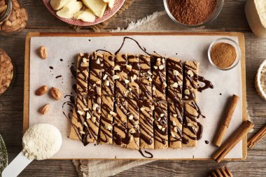 Süt tozu, yulaf ezmesi, akçaağaç pekmezi, tarçın ve fındık ezmesinden yapılmış ev yapımı çikolatalar.