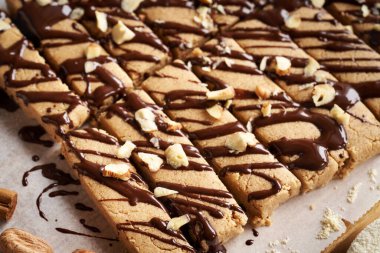 Süt tozu, yulaf ezmesi, akçaağaç pekmezi, tarçın ve fındık ezmesinden yapılmış ev yapımı çikolatalar.