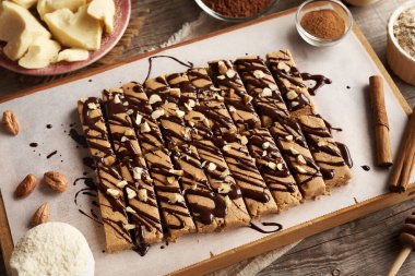 Süt tozu, yulaf ezmesi, akçaağaç pekmezi, tarçın ve çikolata kaplı fındık ezmesinden yapılmış ev yapımı atıştırmalıklar.