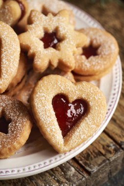Tabakta ev yapımı Linzer Noel kurabiyeleri.