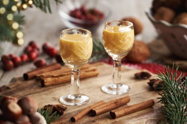 İki bardak tarçınlı Eierkonyak ve Noel süslemesi.