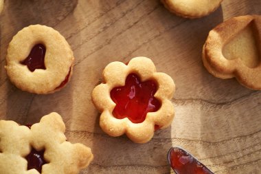 Reçelle doldurulmuş ev yapımı Linzer Noel kurabiyesi.