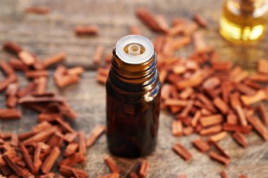 Kahverengi bir şişe aromaterapi ile kırmızı sandal ağacı cipsi.